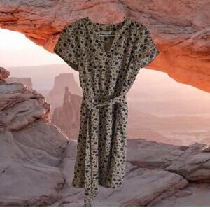 Loft XS short sleeve tan and blue floral lined w/belt v-neck polyester dress.